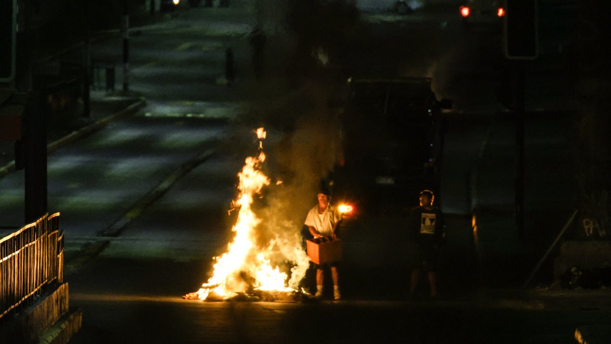 Día del Joven Combatiente 2026: joven de 26 años baleada en San Bernardo y barricadas en una decena de comunas de Santiago