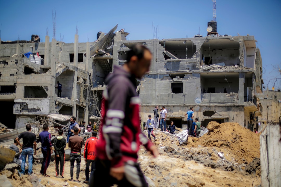 Misiles iraníes impactan el centro de Tel Aviv: edificios dañados y al menos seis heridos