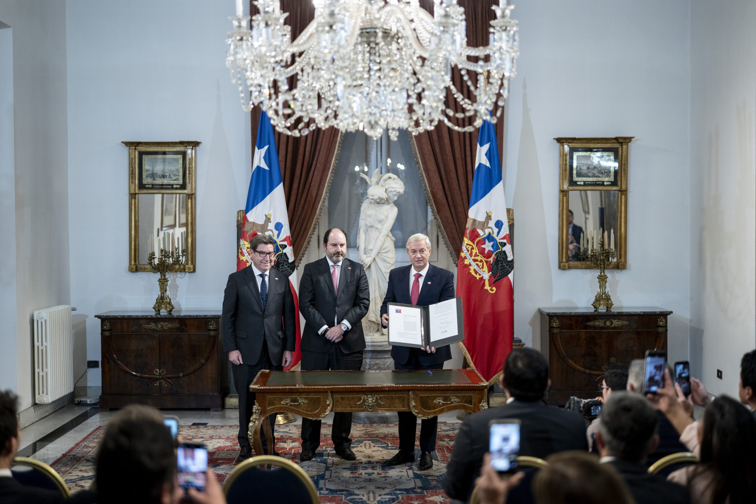 Kast instituye día del trabajador salmonero: sector exportó US$ 6.500 millones